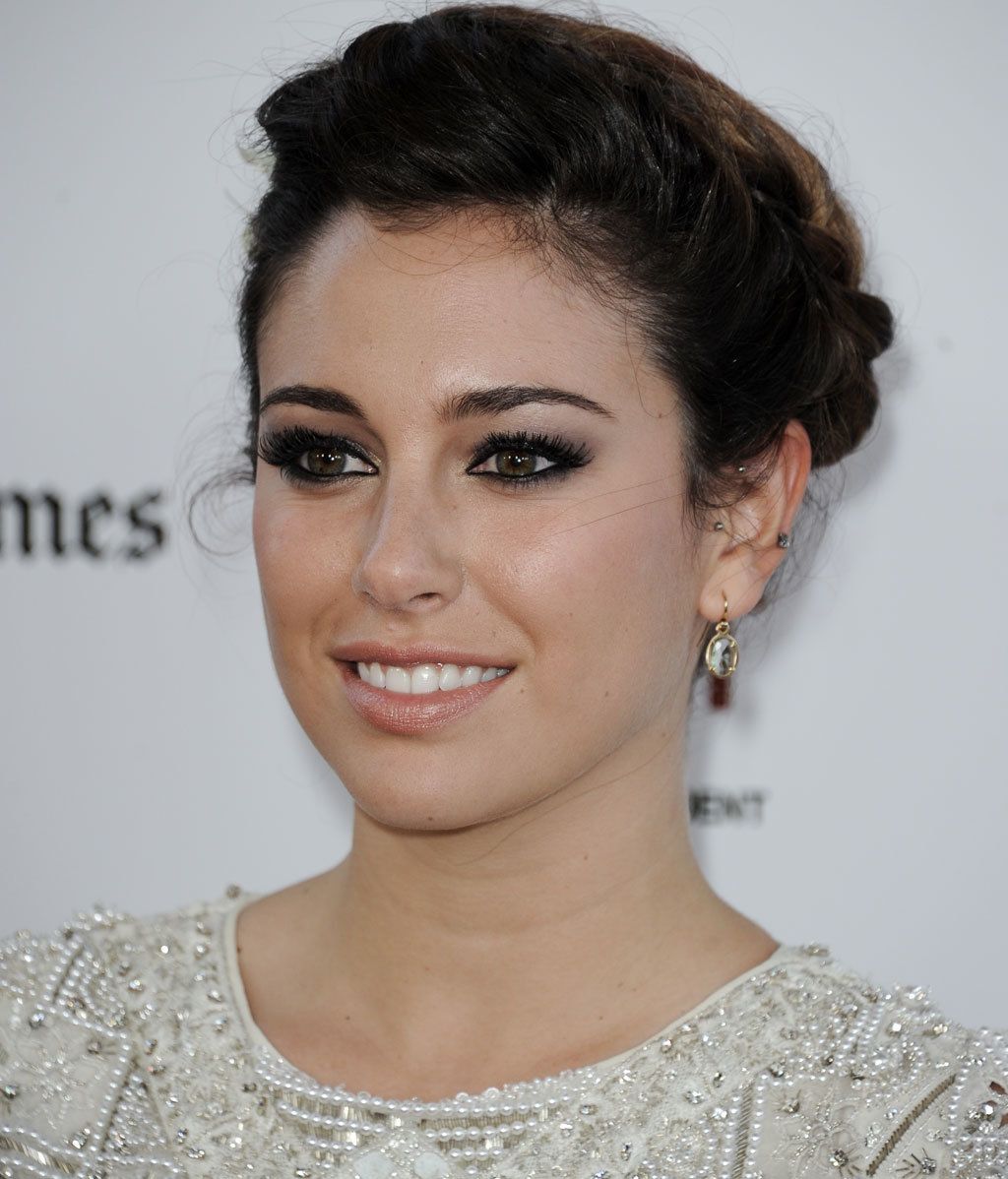 Todo a un lado y recogido con trenza de raíz