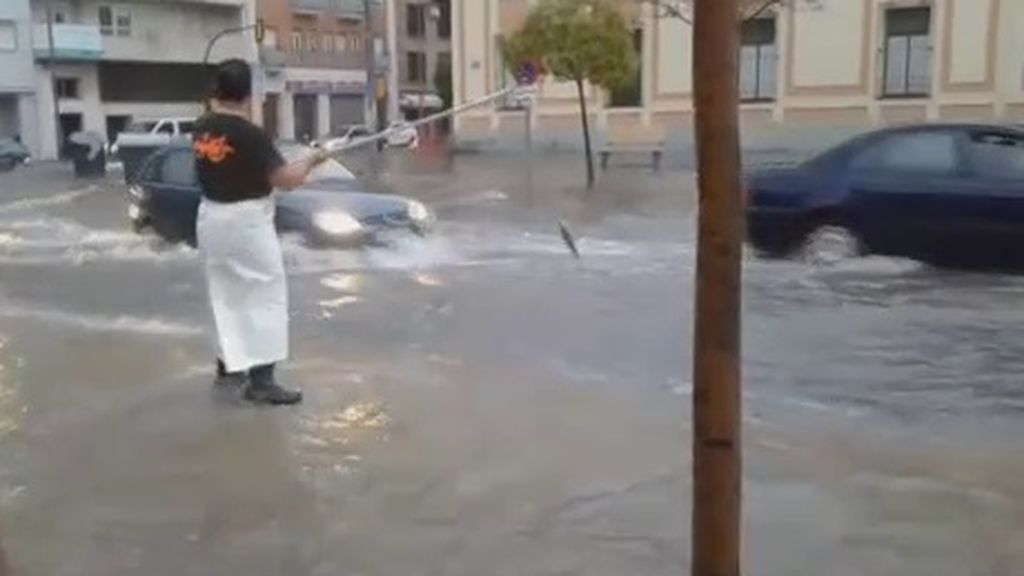 Un fuerte temporal deja graves inundaciones en Huelva y medusas en las playas de Javea