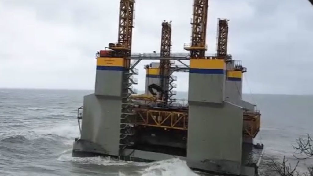 Una plataforma marítima queda varada en la costa en Benalmádena
