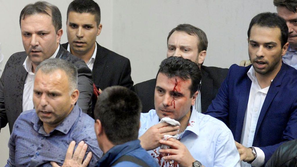 El Parlamento de Macedonia termina la sesión a puñetazos tras la irrupción de una turba nacionalista