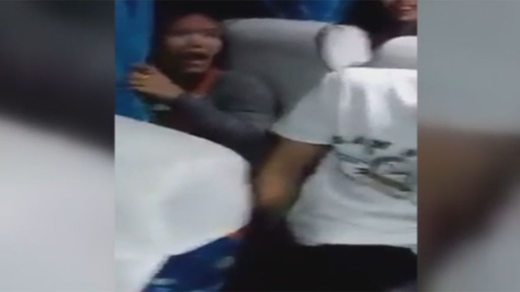 La reacción de una joven cuando se sienta junto a ella el chico que le gusta