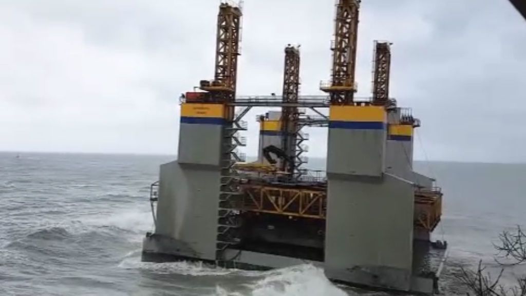 Una plataforma marítima queda varada en la costa en Benalmádena