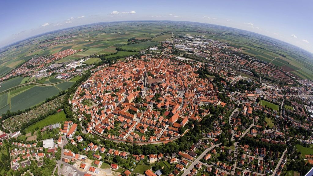 Nördlingen, en Alemania, construida en el cráter de un meteorito