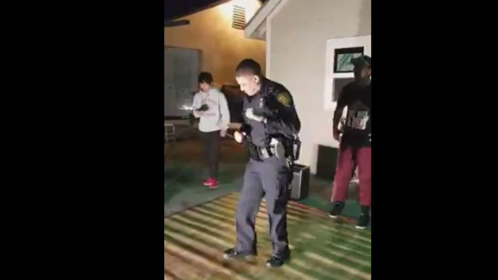 El policía que acude a 'parar' una fiesta y termina bailando salsa