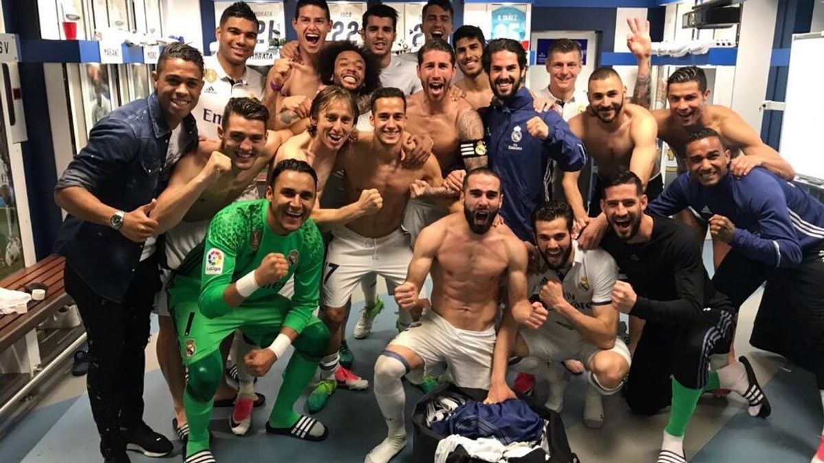 ¡Locura en el Bernabéu! El Real Madrid celebra la victoria con otra foto de vestuario ¡Locura en el Bernabéu! El Real Madrid celebra la victoria con otra foto de vestuario
