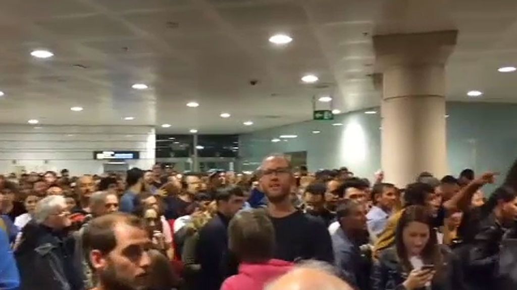 Caos en el aeropuerto del Prat por el incremento del control de pasaportes