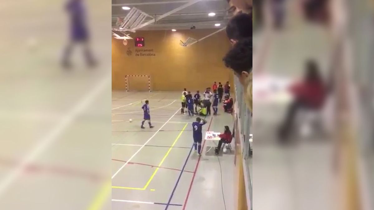 Brutal agresión al árbitro en un partido de fútbol sala con niños burlándose Brutal agresión al árbitro en un partido de fútbol sala con niños burlándose