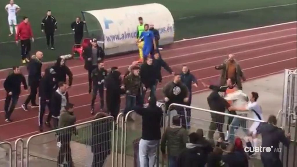 Los ultras del Alcalá de Henares saltan al campo para agredir a los jugadores