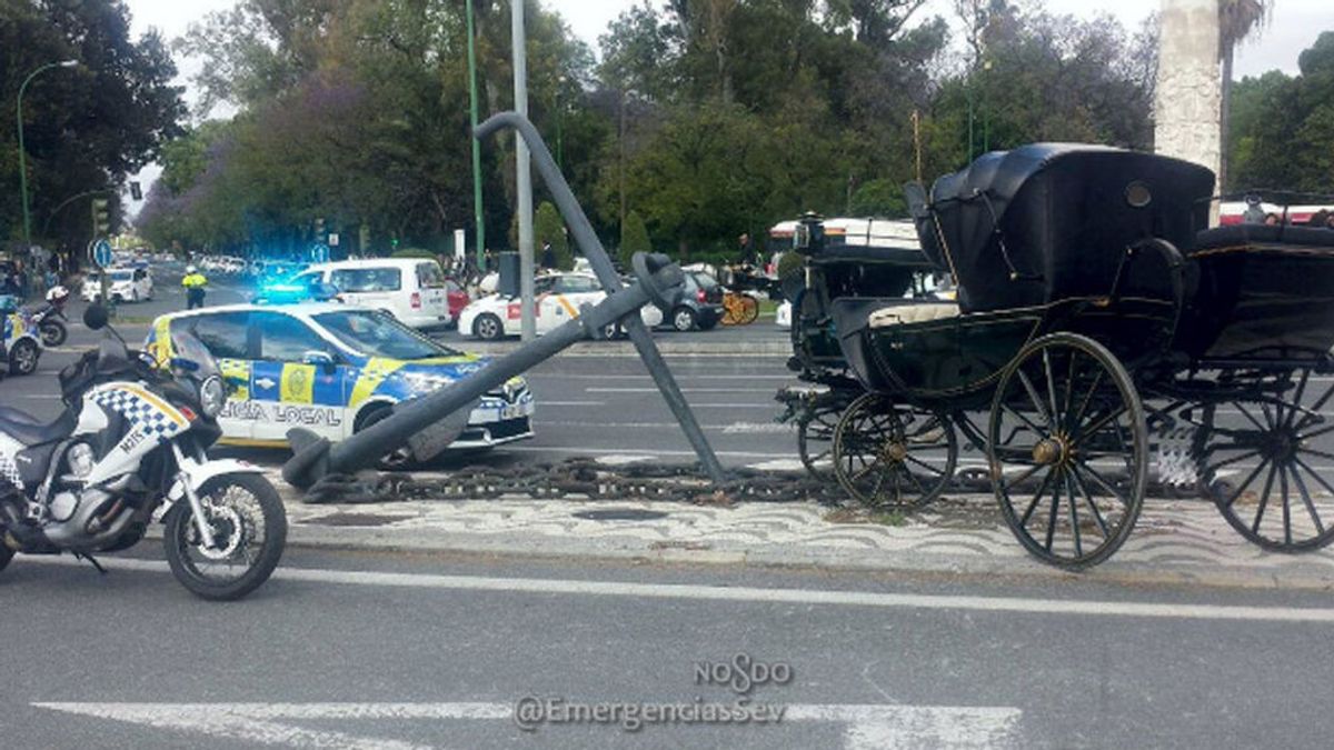 Un policía y un cochero, heridos por un caballo desbocado de la Feria de Sevilla
