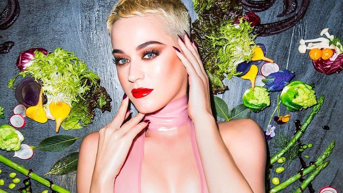 Katy Perry reparte pasteles de cereza en pleno Times Square