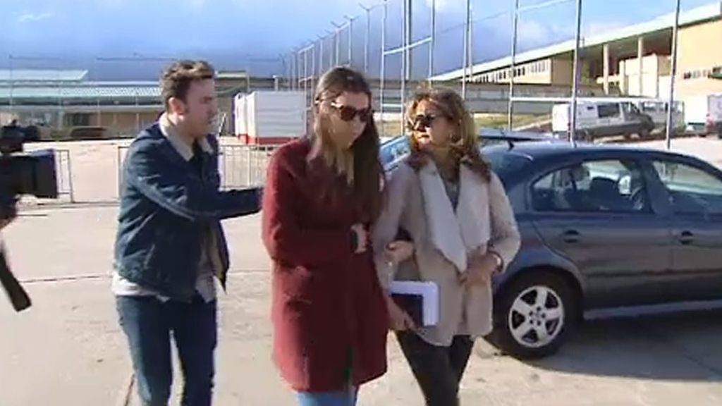 La mujer de Ignacio González pide respeto a la prensa durante la visita a la cárcel