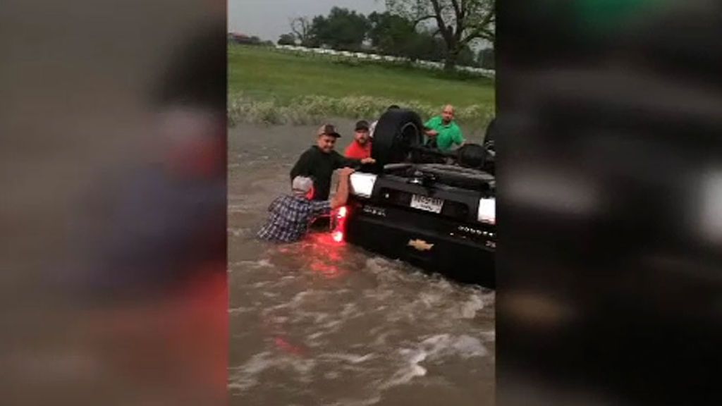 Un bebé sumergido en un coche volcado, el rescate más angustioso en Texas