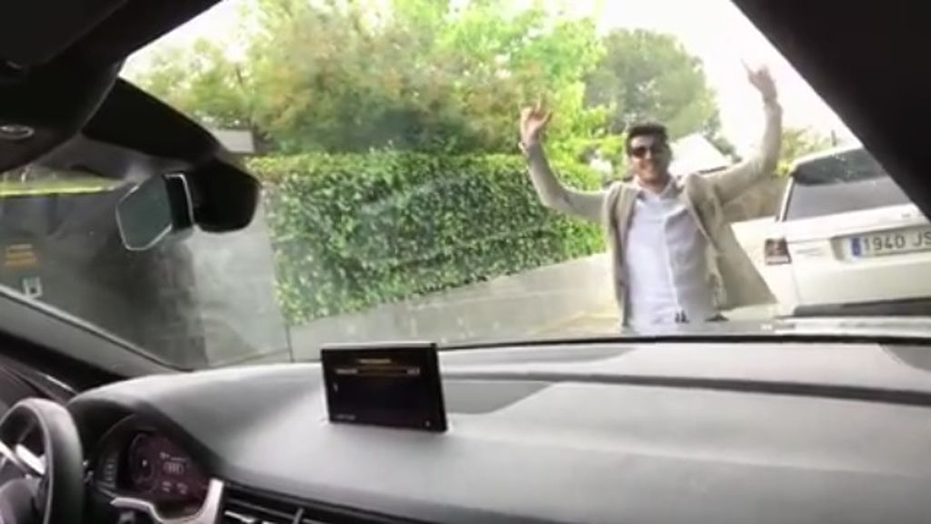 Morata se desmelena y sale del coche para bailar al ritmo de AC/DC