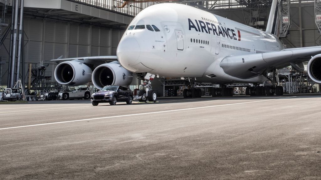 El avión más pesado arrastrado nunca por un turismo