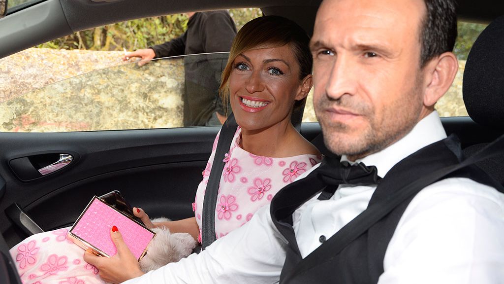 La presentadora Luján Argüelles de rosa, amiga de la pareja, llegando al Xeraca