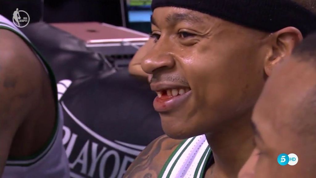 Un jugador de la NBA pierde un diente tras un choque y lo recupera del suelo