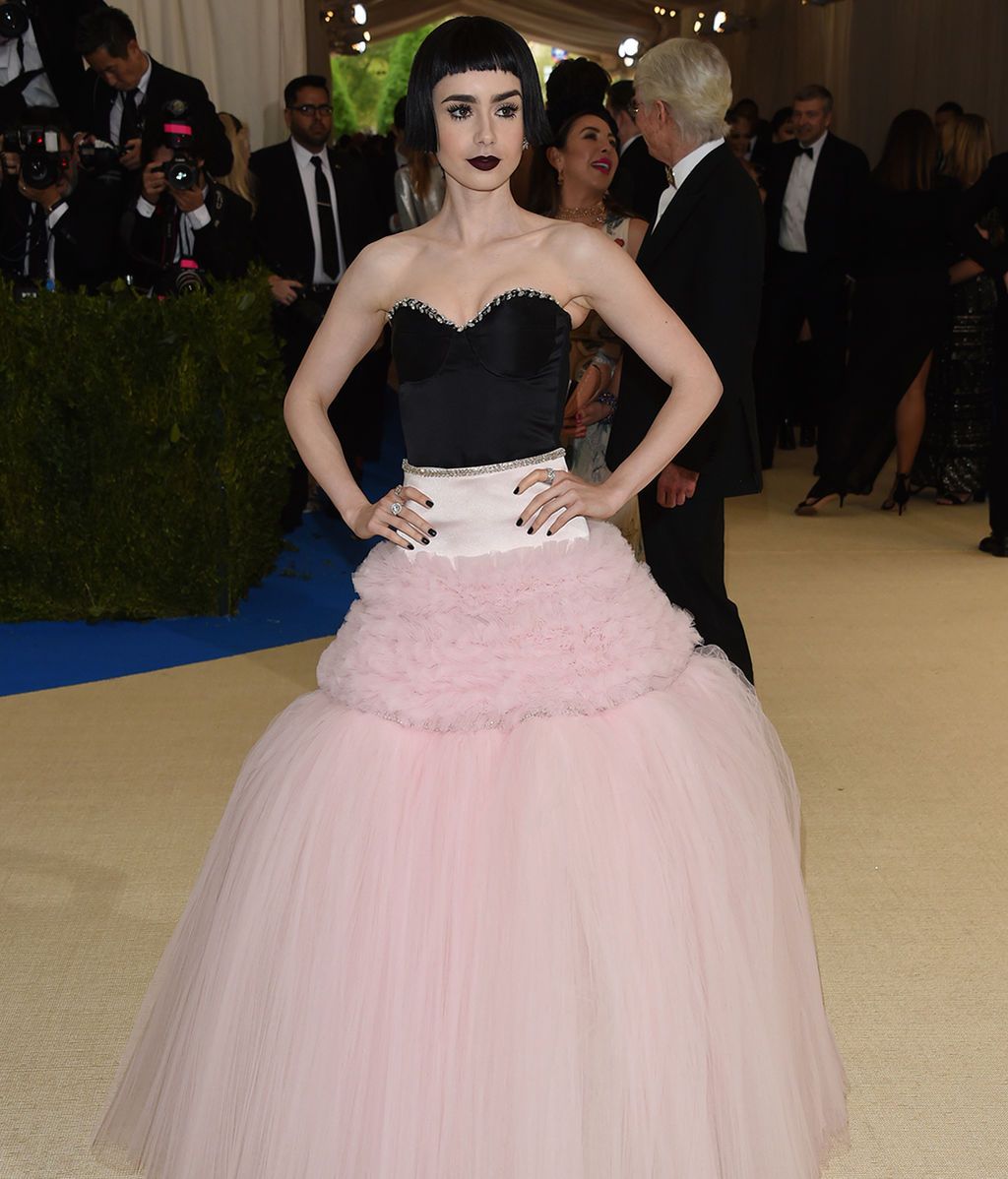Lily Collins con vestido de Giambattista Valli