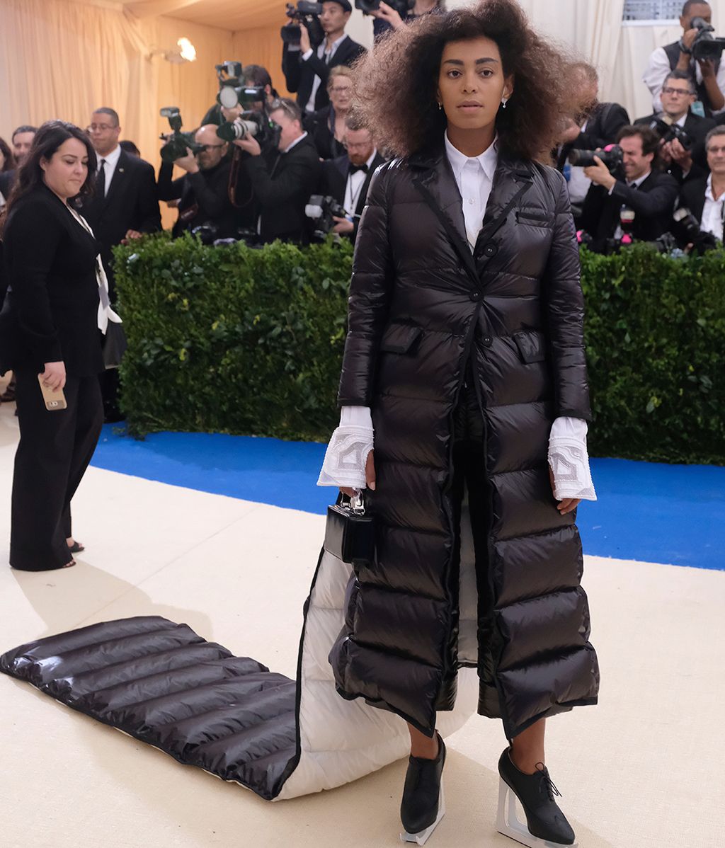 Solange con plumas de Tom Browne