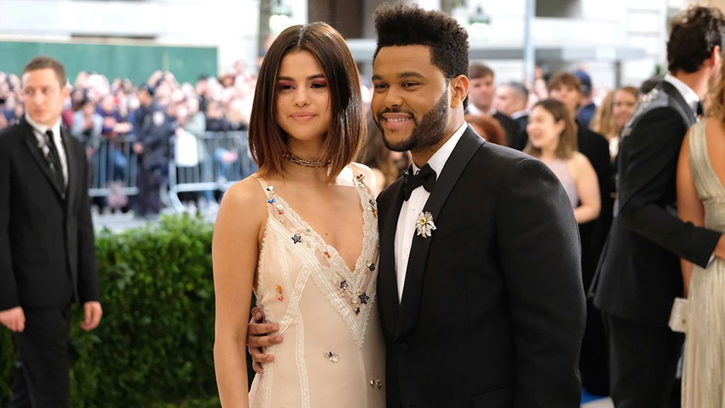 Primer posado de Selena con The Weeknd y más momentazos de la alfombra roja de la Gala Met