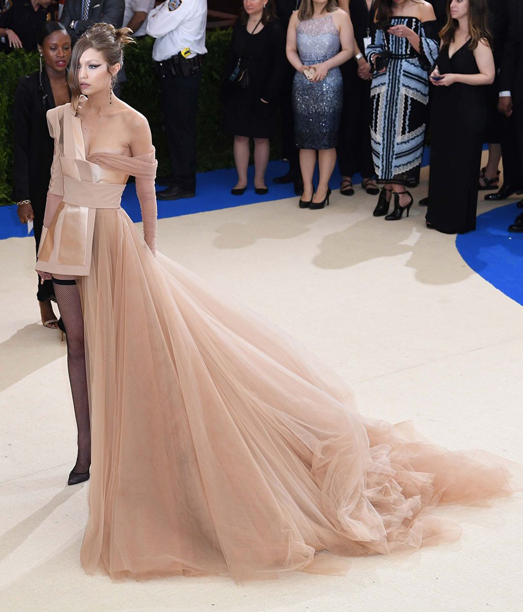 Gigi Hadid vestida por Tommy Hilfiger