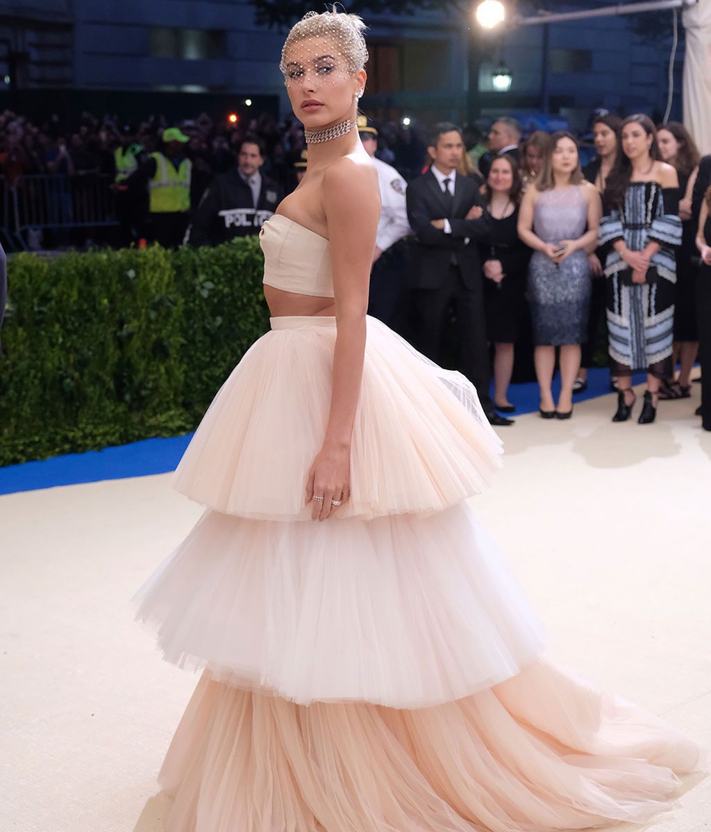 Hailey Baldwin con vestido de Carolina Herrera