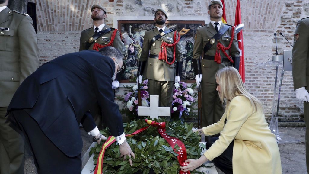 Cifuentes realiza la ofrenda floral a los héroes del 2 de mayo en el Cementerio de la Florida