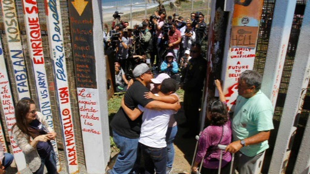 Abrazos que tardan en llegar por el cierre del muro de México donde rebotan los sueños