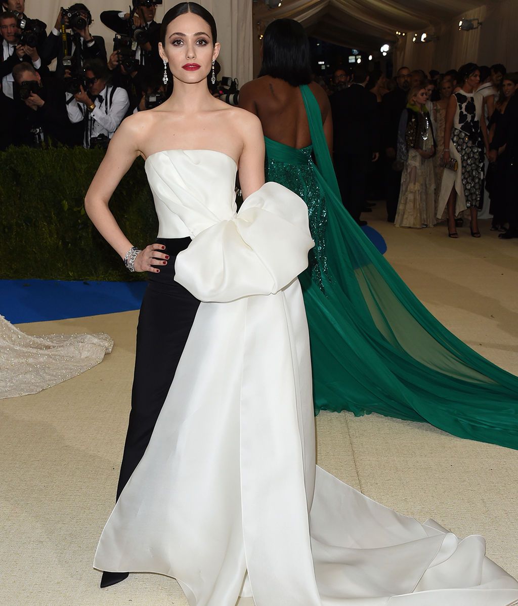Emmy Rossum vestida de Carolina Herrera