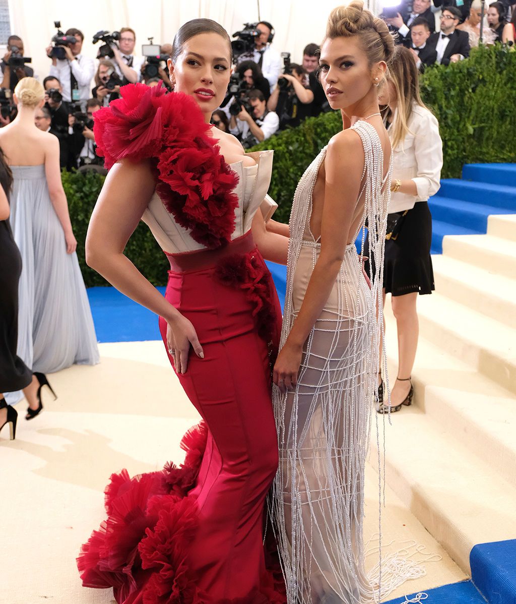 Ashley Graham y Stella Maxwell vestidas de H & M