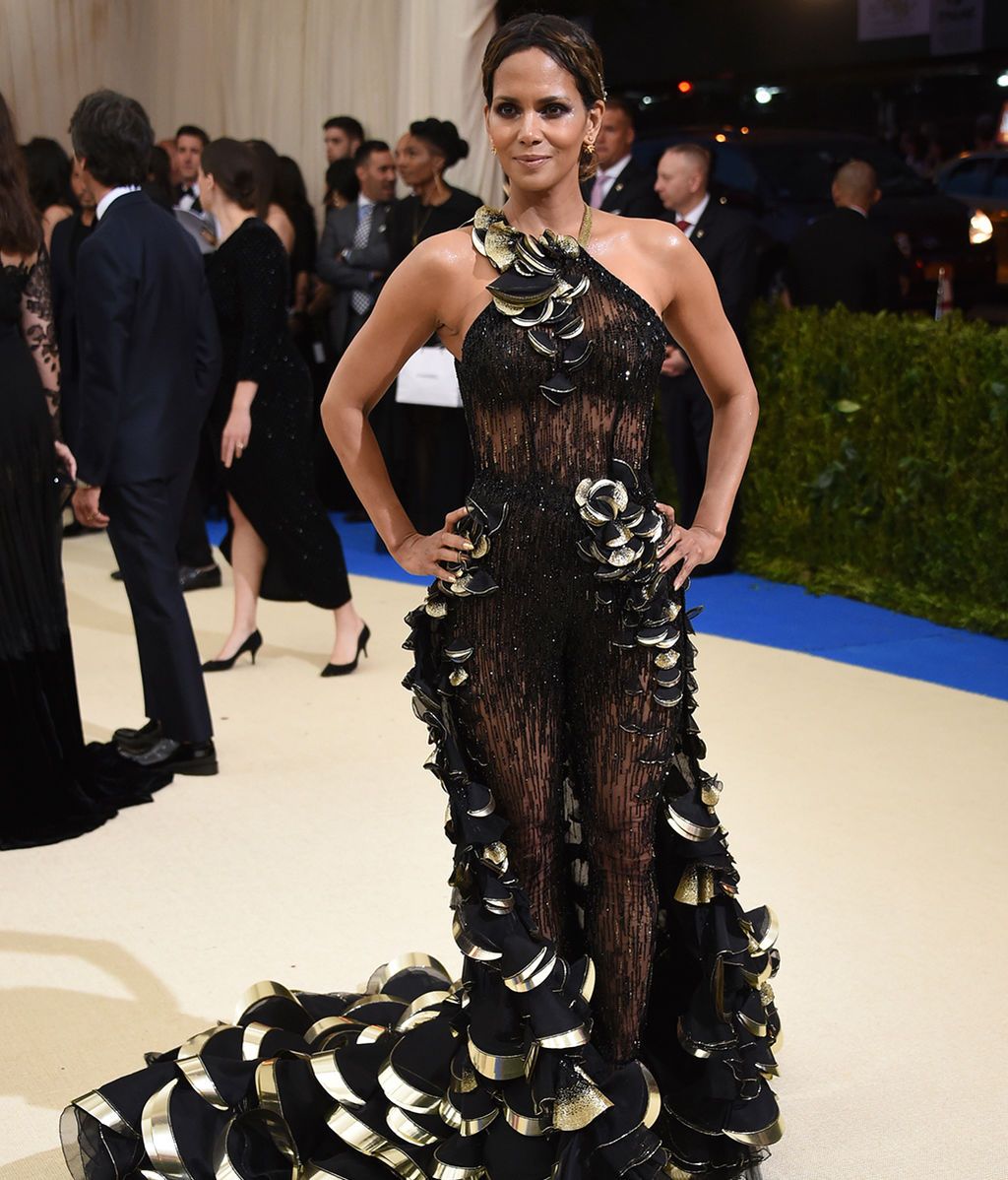 Halle Berry con vestido de Versace