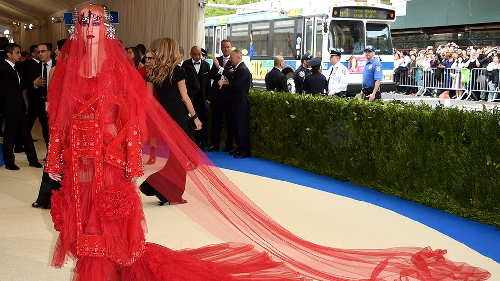 Katy Perry, de rojo por Maison Margiela