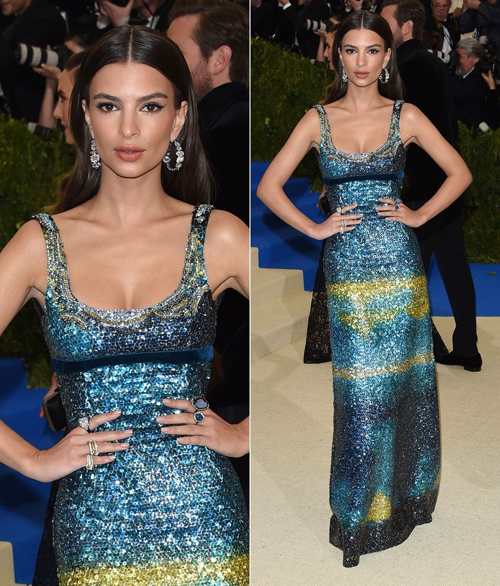Emily Ratajkowski con vestido de Marc Jacobs