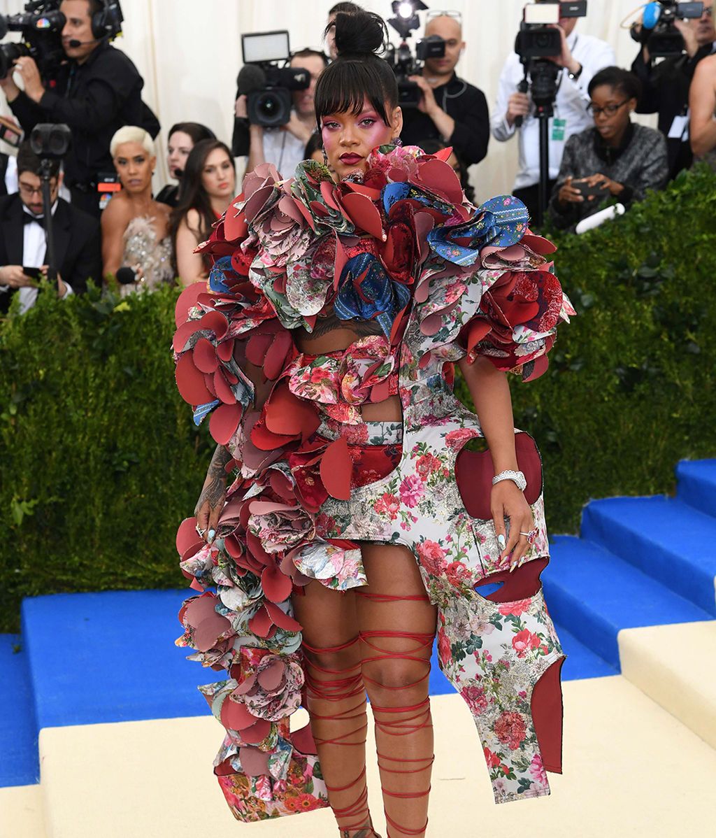 Rihanna vestida por Commes des Garçons