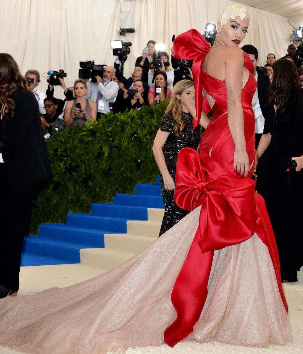 Rita Ora con vestido de Marchesa