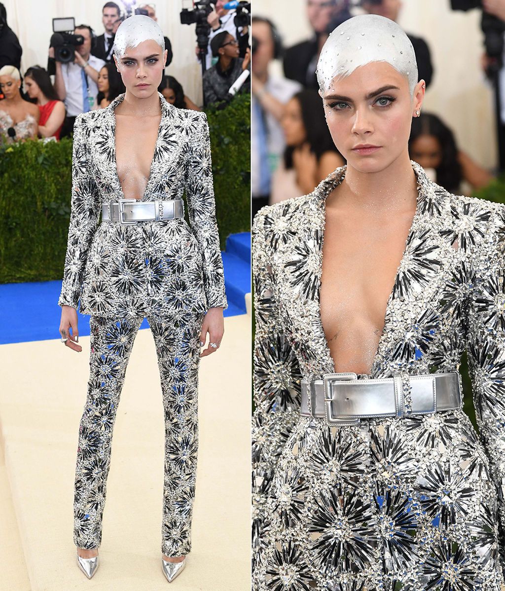 Cara Delevingne con un particular tocado y vestida de Chanel