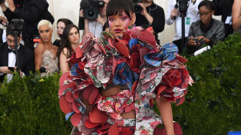 Rihanna acapara todas las miradas en la gala MET, la alfombra roja más esperada