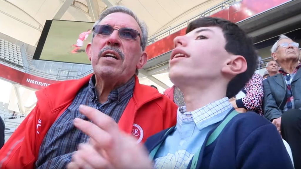 La historia de Charles, el aficionado ciego al que su abuelo narra los partidos en el campo, emociona a Internet
