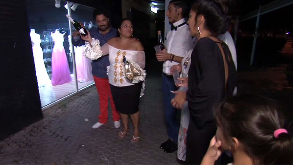 ¡Saray cumple su sueño y abre su tienda de ropa!