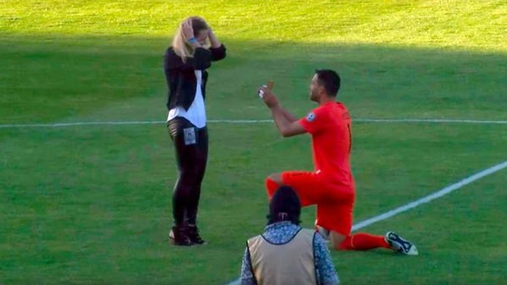 ¡Que viva el amor! Un portero pide matrimonio a su novia delante de toda la afición antes del partido ¡Que viva el amor! Un portero pide matrimonio a su novia delante de toda la afición antes del partido