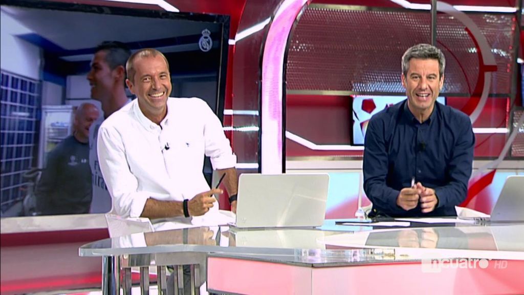 Cristiano se llevó el balón por sus tres goles pero quiso compartirlo con Lucas Vázquez Cristiano se llevó el balón por sus tres goles pero quiso compartirlo con Lucas Vázquez