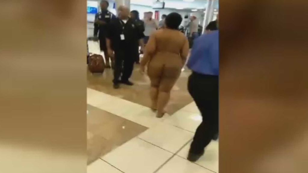 Una mujer pasea desnuda por el aeropuerto de Atlanta