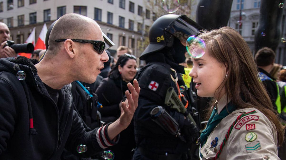 Una adolescente ‘scout’ se enfrenta a un partidario de extrema derecha