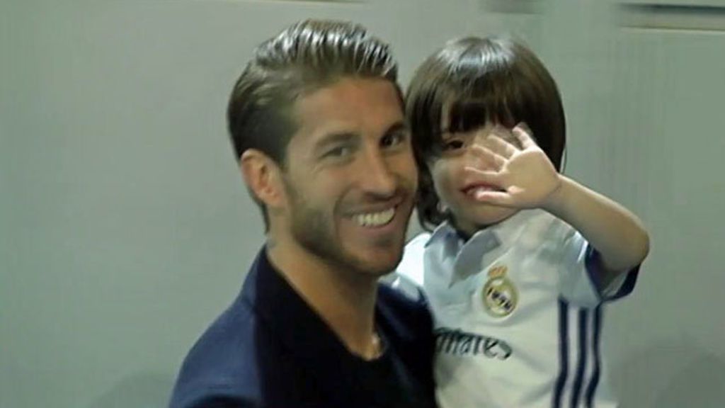 ¡La felicidad de Ramos! Orgulloso con su hijo en brazos tras golear al Atlético