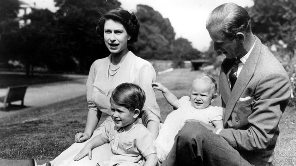 El Príncipe Felipe de Edimburgo se retira: su vida junto a la reina Isabel II en imágenes