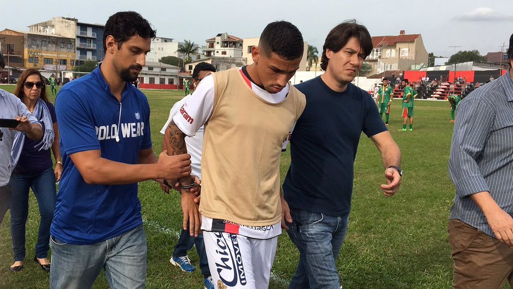 ¡Surrealista! Detienen en pleno partido a un futbolista acusado de secuestro en Brasil