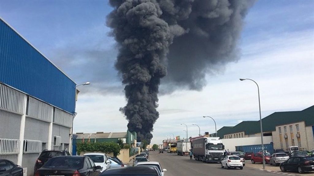 Registrado un incendio y varias explosiones en una planta industrial de Arganda