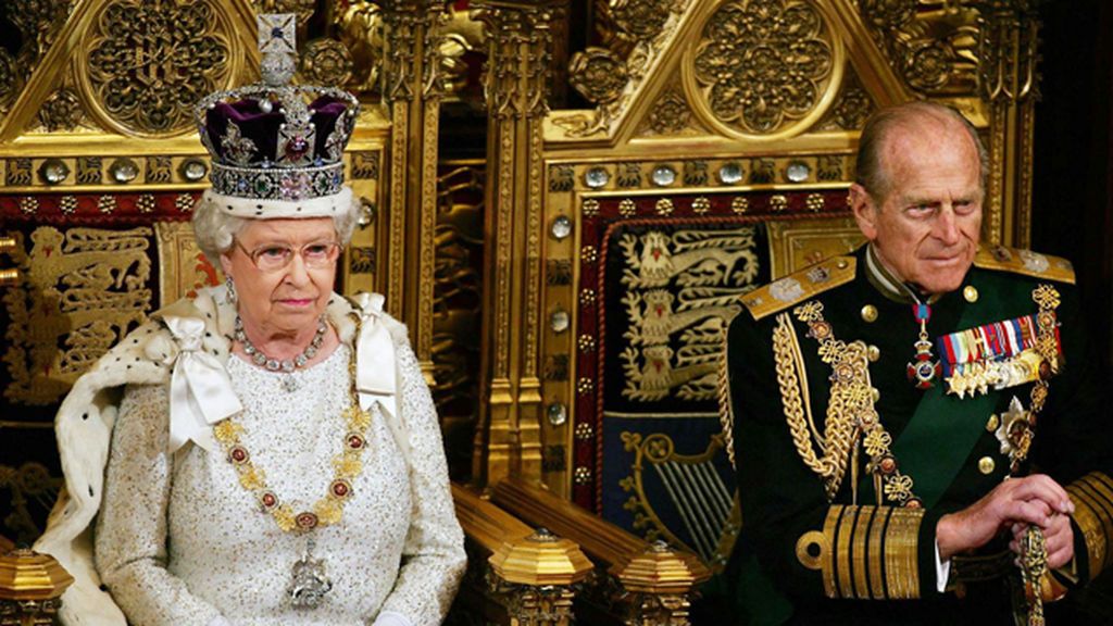 El Príncipe Felipe de Edimburgo se retira: su vida junto a la reina Isabel II en imágenes