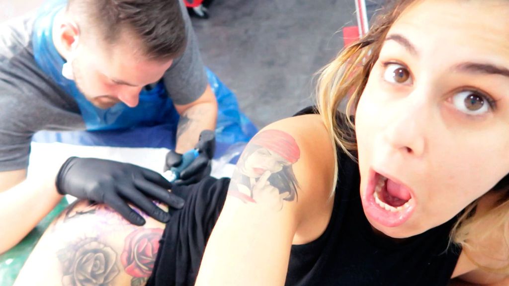 Bea y Rodri hablan del significado de sus tatuajes y se hacen uno nuevo