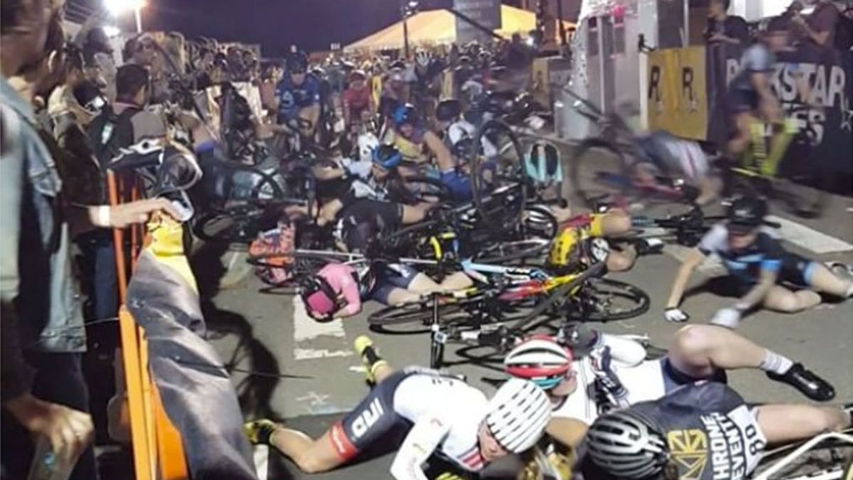¡Impactante! Más de una decena de ciclistas caen unas encimas de otras tras un brutal accidente