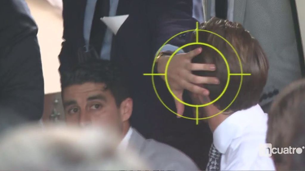 Los amigos de Sergio Ramos lo esconden de las cámaras en la Feria de Abril de Sevilla Los amigos de Sergio Ramos lo esconden de las cámaras en la Feria de Abril de Sevilla